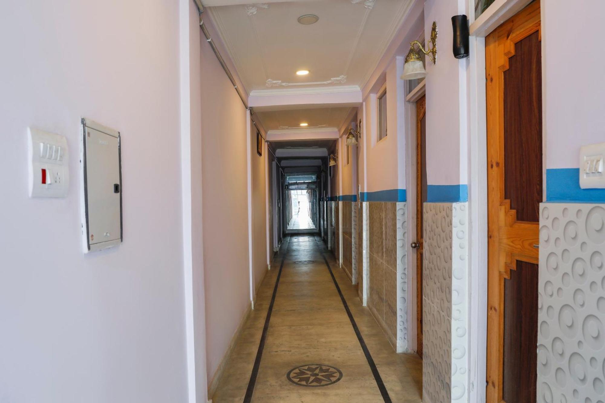 Capital O Sobo Central Srinagar  Exterior photo